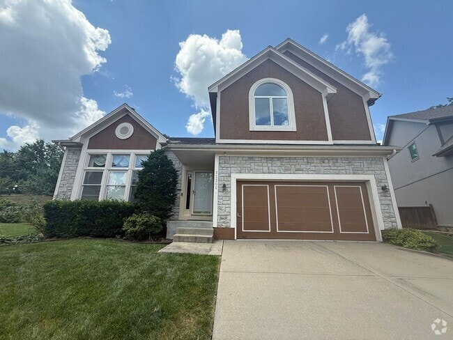 Building Photo - Four Bedroom Home Available in July - Fini...