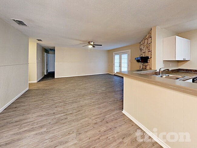 Photo - 827 Thornedike Dr