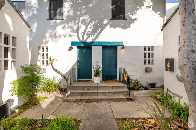 Courtyard - 2408 - 2416 1/2 N. Beachwood Dr