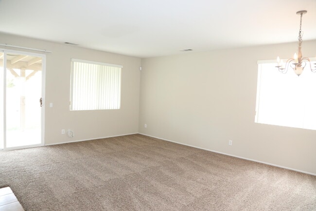 Photo - 45713 Coventry St