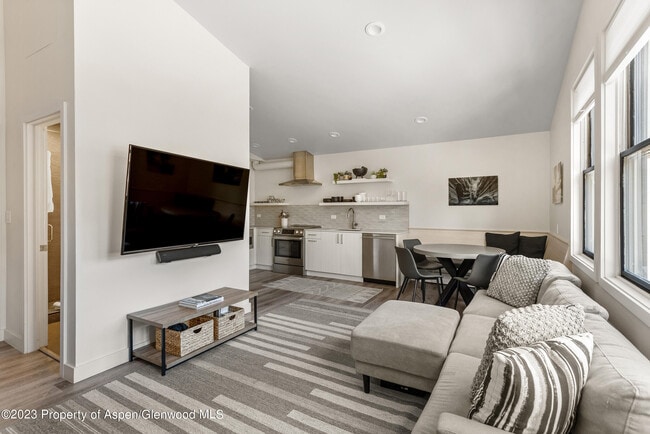 Building Photo - 220 W Main St Unit 210/P1/B6