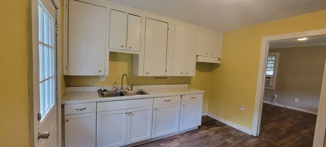 Photo - Gorgeous fully remodeled 3 bedroom/1&1/2 bath Cottage.