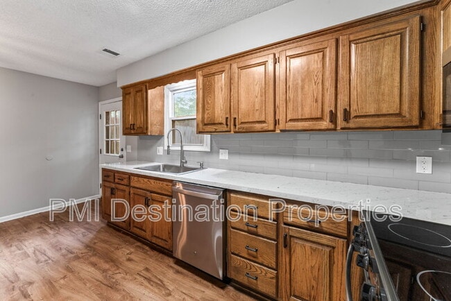Building Photo - 1322 N Harvey Dr Rental