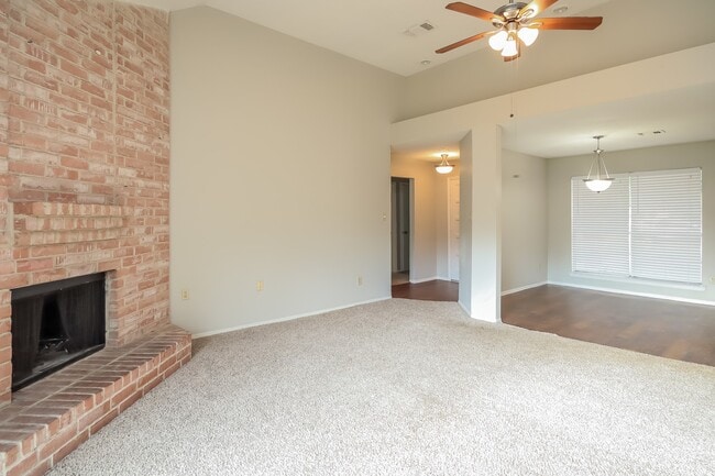 Building Photo - 2710 Village Ct