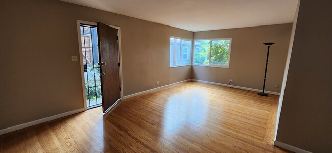 Building Photo - 2421 Damuth St Unit 2