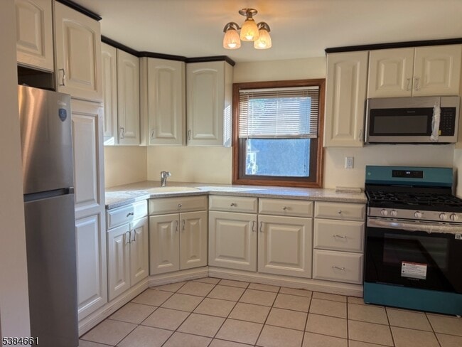 Building Photo - 39 Academy Ave Unit 2 Rental