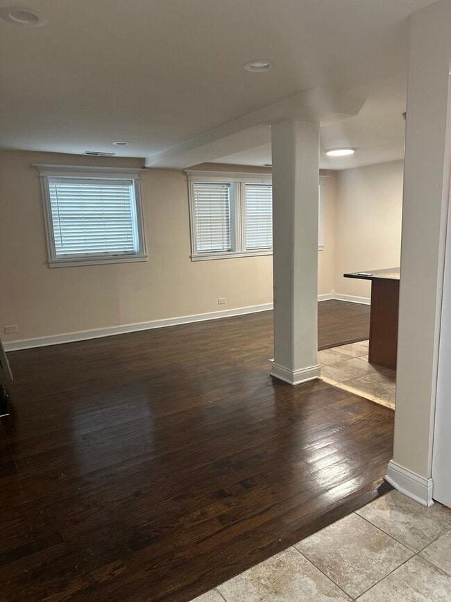 Photo - 2941 W Belle Plaine Ave Unit GC