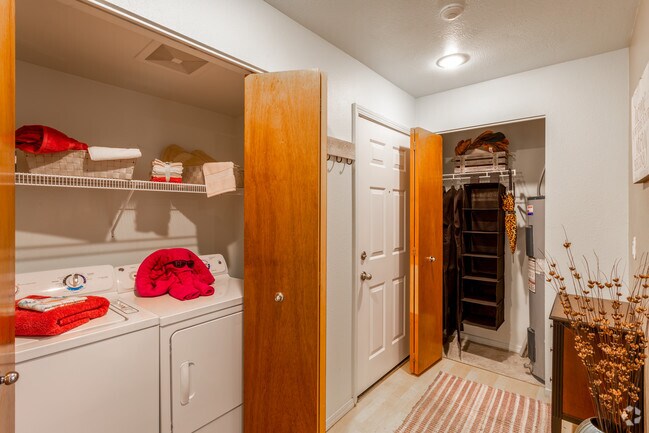 2BR, 1BA - 902 SF