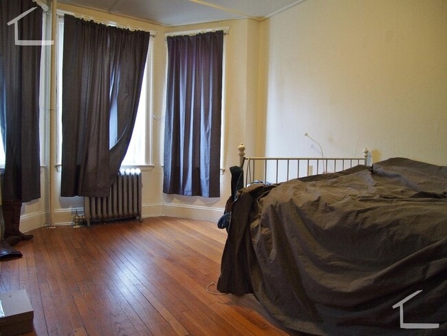 Building Photo - NO FEE NO SECURITY Split 2 bed Close to NU... Rental