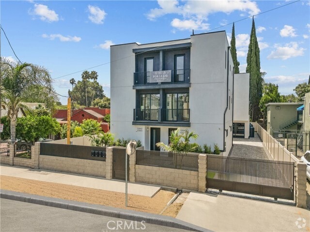 Building Photo - 13942 Vanowen St Rental