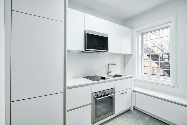 Building Photo - 2060 Rue du Fort Unit 8