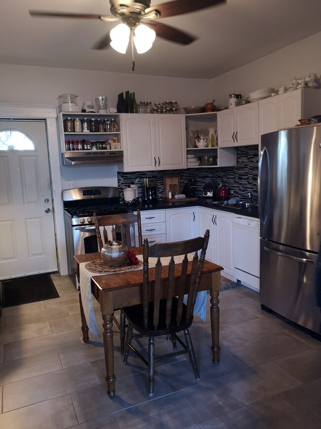 Photo - Spacious Main Floor 1 Bedroom Unit 1
