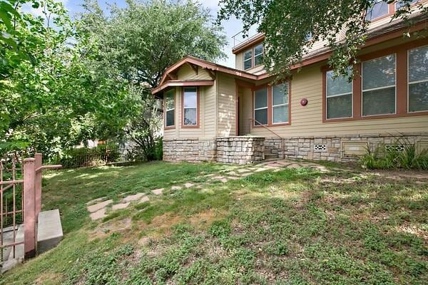 Building Photo - 508 Elmwood Pl Unit B