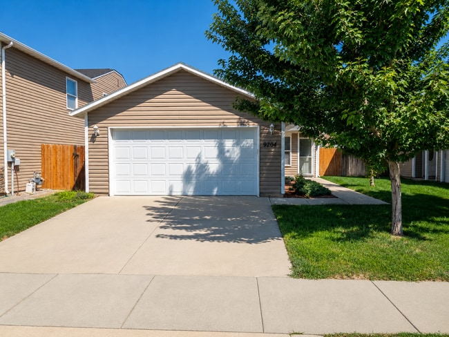 Building Photo - Bright Open-Concept Home with Fenced Yard, Double Garage & Community Amenities