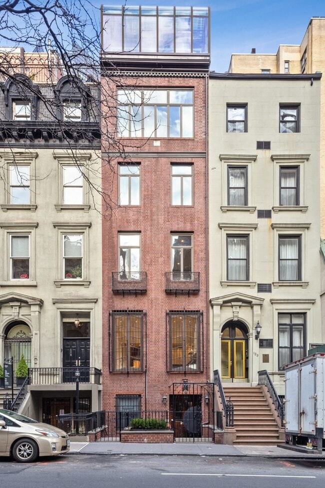 Photo - 121 E 38th St