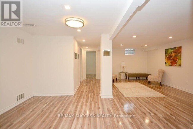 Photo - 422 Silverthorne Crescent