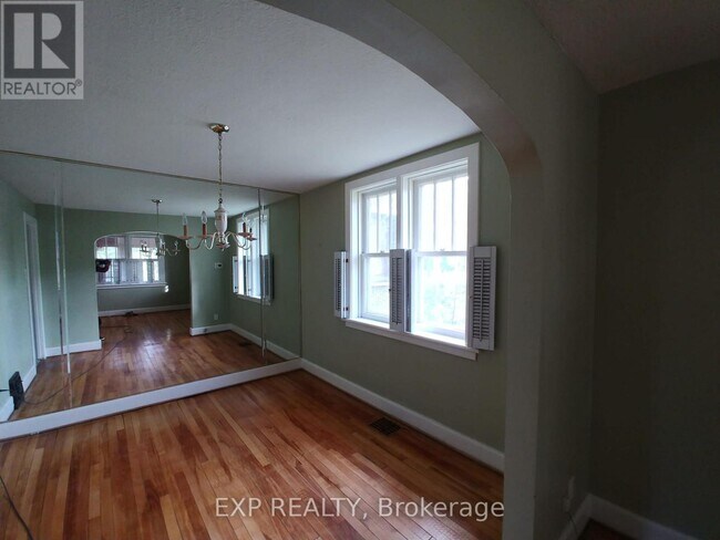 Photo - 162 Woodroffe Ave