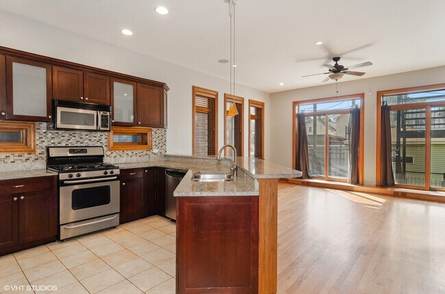 Photo - 2020 N Wood St Unit 1