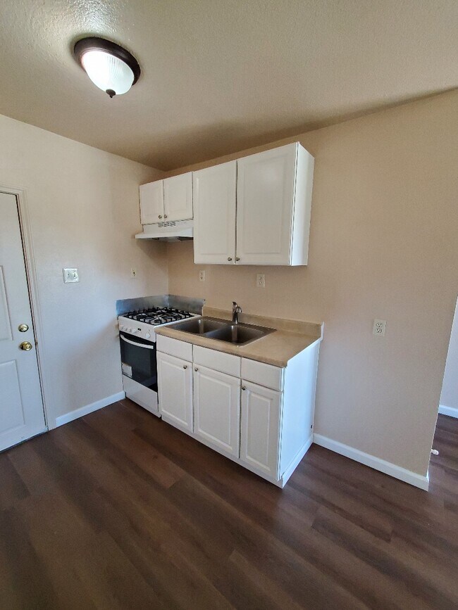 Roeding Road Duplex - Roeding Road Duplex