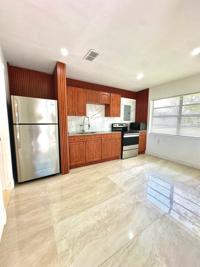 Building Photo - 11402 NW 22nd Ave Unit Apartment #2