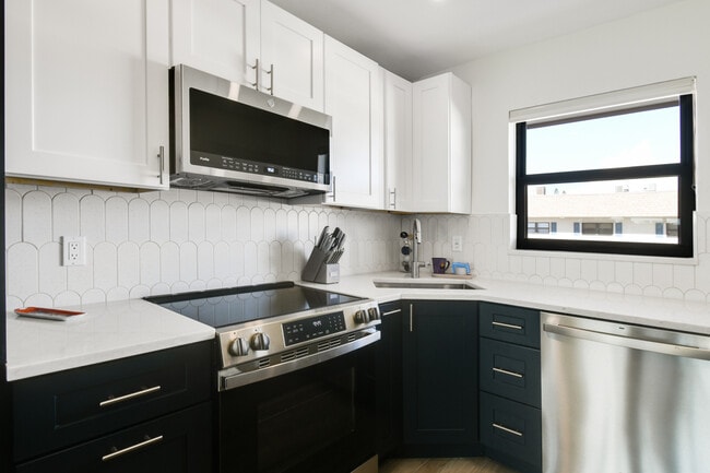 Photo - 755 Saturn St Unidad D