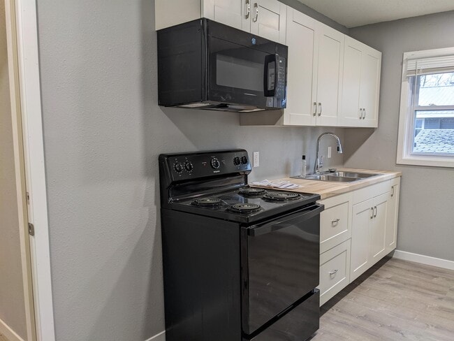 Building Photo - 105 Ludland Dr