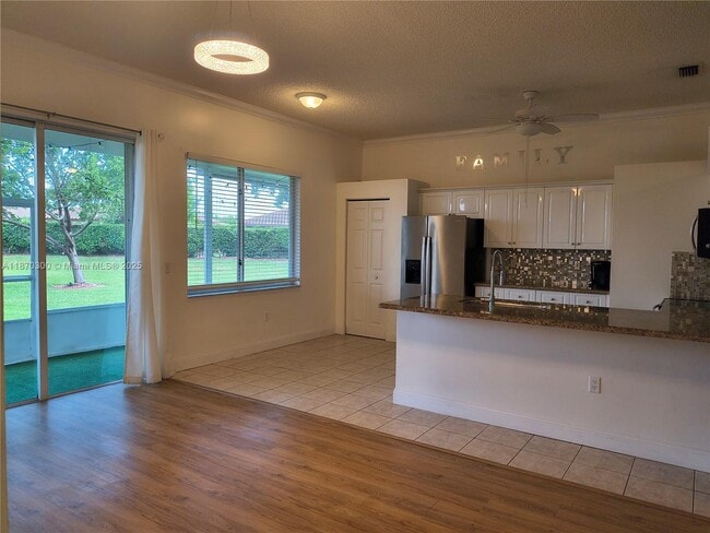 Photo - 440 SE 25th Dr