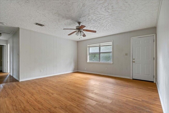 Photo - 906 N LBJ Dr Unit 4