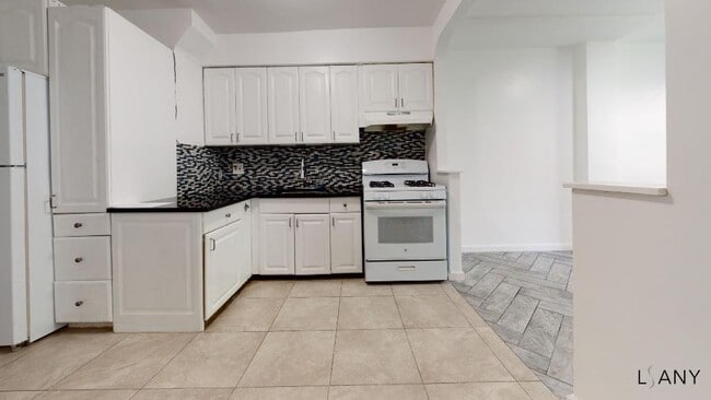 Building Photo - FULLY RENOVATED 1BR IN PRIVATE HOME. HEAT AND HOT WATER INCLUDED! JUNE 2026