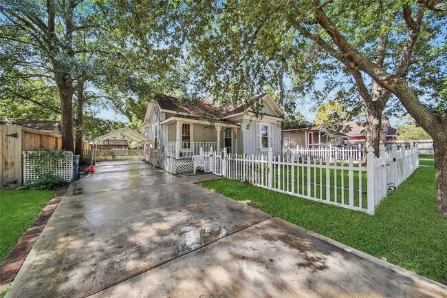 Photo - 606 Granberry St House