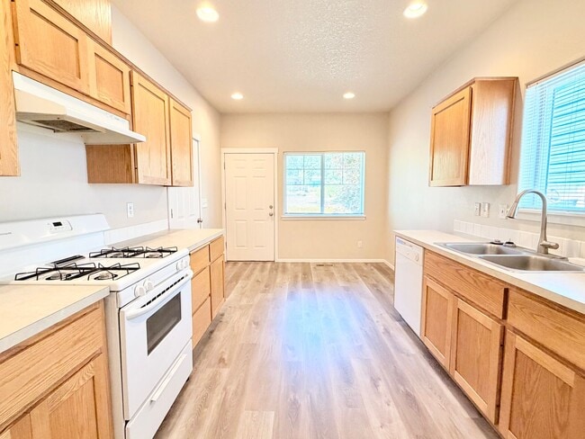 Building Photo - R0476 Unit 5832
