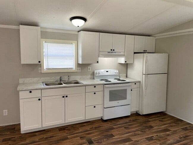 Photo - 2 Bed, 1 Bath newly renovated mobile home in park- Pet friendly!