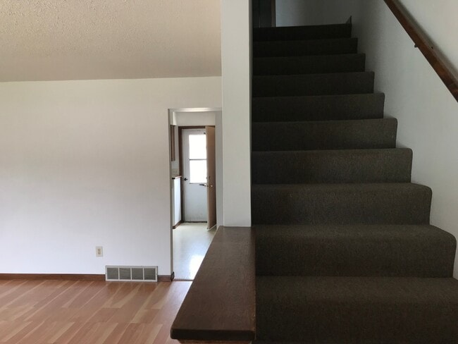 Building Photo - 2 Bedroom/1.5 Bathroom in Iowa City near Kinnick! Available Now!