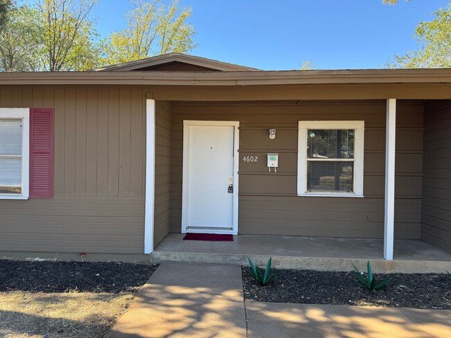 Building Photo - 2 Bedroom 1 bathroom house in central Lubb...