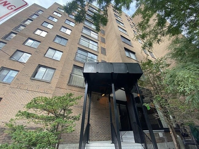 Bulding entrance on Saint Paul street - 1243 Beacon St Unit 4