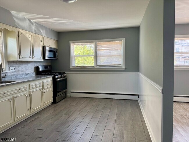 Photo - 687 Midland Ave Unidad 2