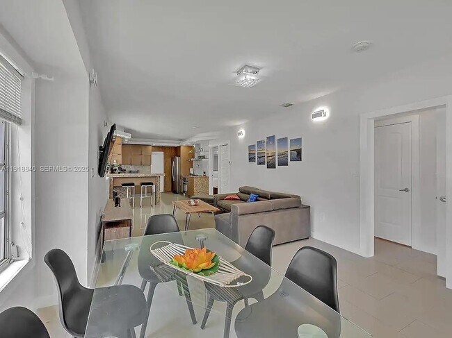 Photo - 715 Hollywood Blvd