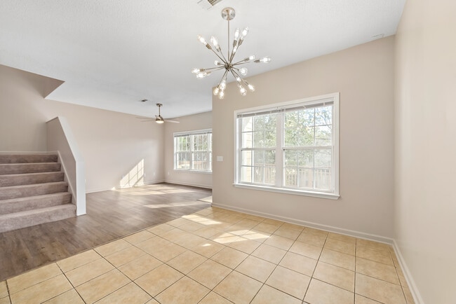 Photo - 33 Courtyard Way