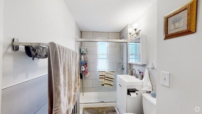Building Photo - 118 Gladstone St Unit 2 Rental