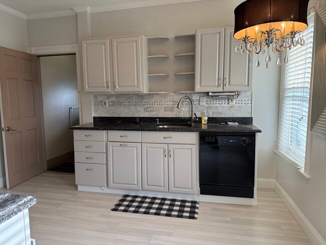 Building Photo - 38 Russell St Unit 2