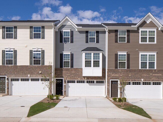 Creekside Commons Townhome- Available Augu... - Creekside Commons Townhome- Available Augu...