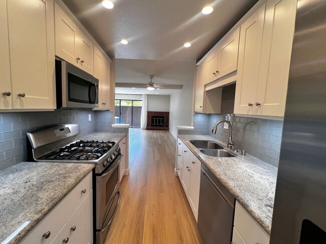 Updated 2-Bedroom Townhome in Novato - Updated 2-Bedroom Townhome in Novato