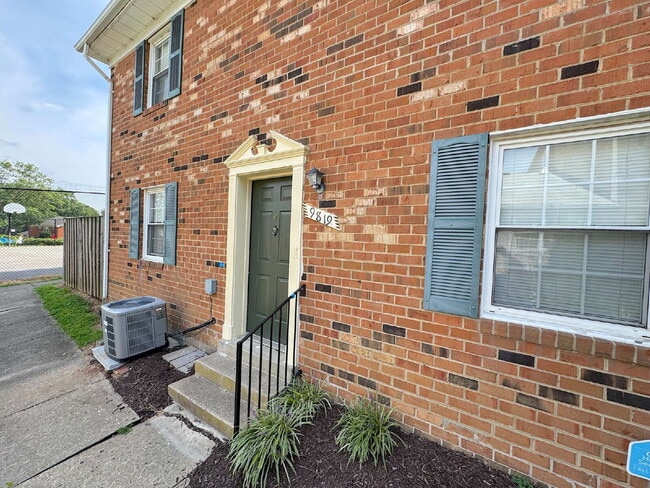 Building Photo - Comfortable Living in a Convenient Lorton Location