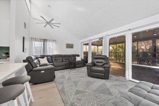 Photo - 680 White Pine Tree Rd Unidad 61