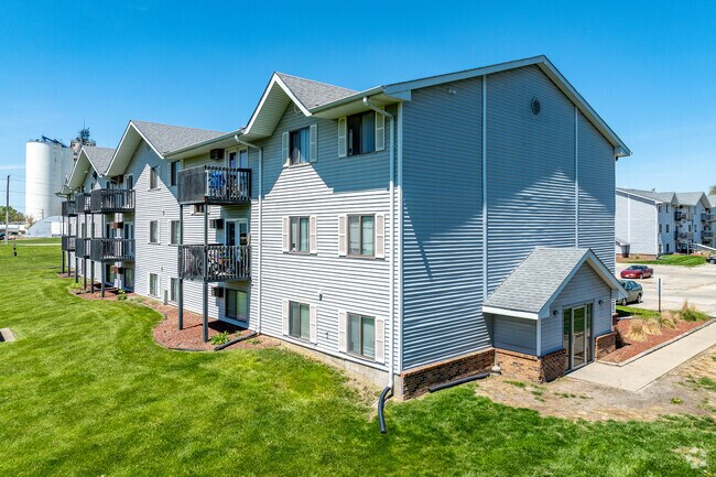 Country Court Apartments - Waukee