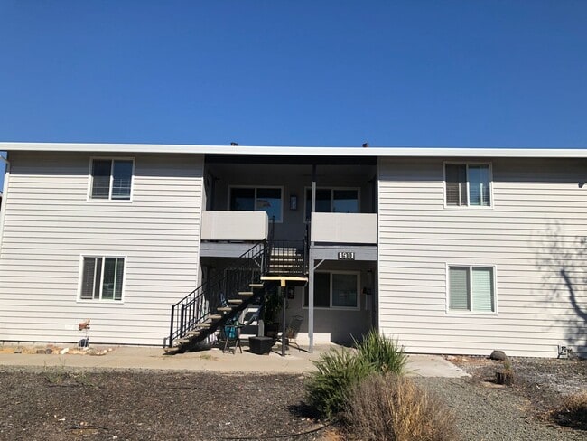 Building Photo - NICE APARTMENT IN ROSEVILLE!!