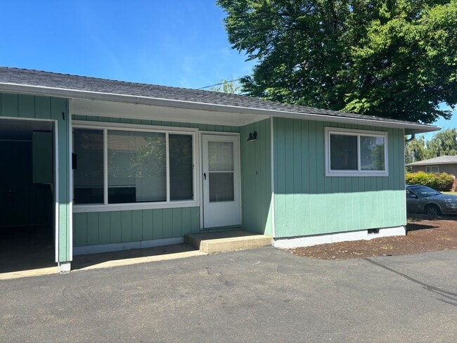 Photo - Cute 2 bedroom west Roseburg duplex with carport