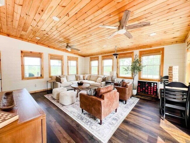 Photo - 449 Burbano Creekside Lndg