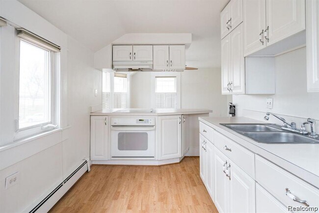 2716 Van Alstyne St Unit Upper