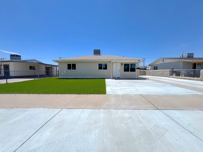 Building Photo - Northeast El Paso 3 Bed Refrig A/C All Tile Flooring!